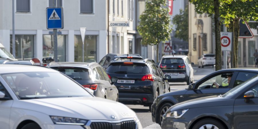 Im Zentrum von Stans gerät der Strassenverkehr öfters ins Stocken. (Archivaufnahme)