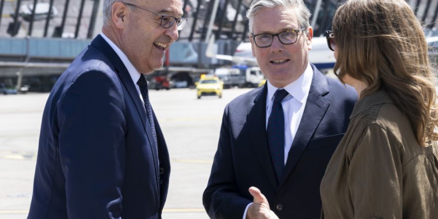 Bundespräsident Guy Parmelin empfängt am Genfer Flughafen den britischen Regierungschef Keir Starmer (Mitte), der im benachbarten französischen Evian am Treffen der G7 teilnimmt.
