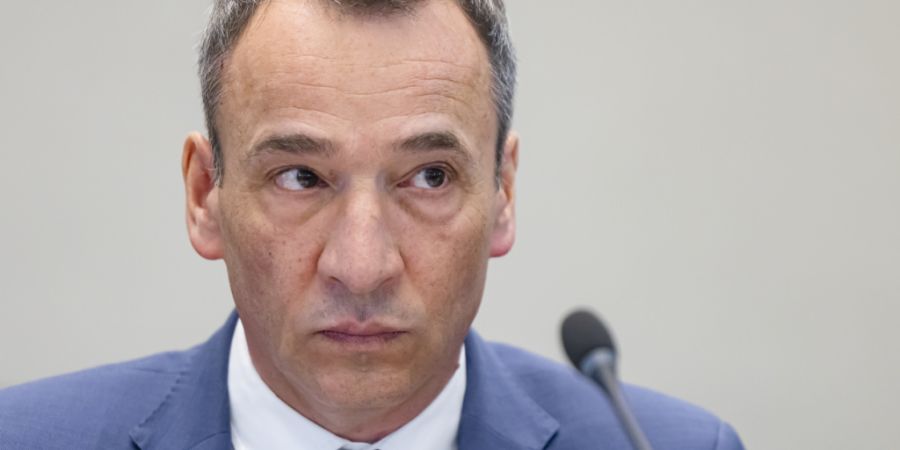 Regierungsrat Martin Bühler stellt im Bündner Parlament fest, dass die Ausgaben nicht mehr mit den Einnahmen Schritt halten können.