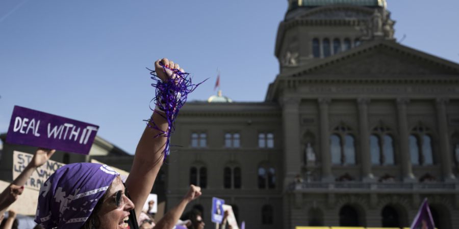 Der Berner Bundesplatz war am Sonntag wieder in violette Farbe getaucht. (Archivbild)