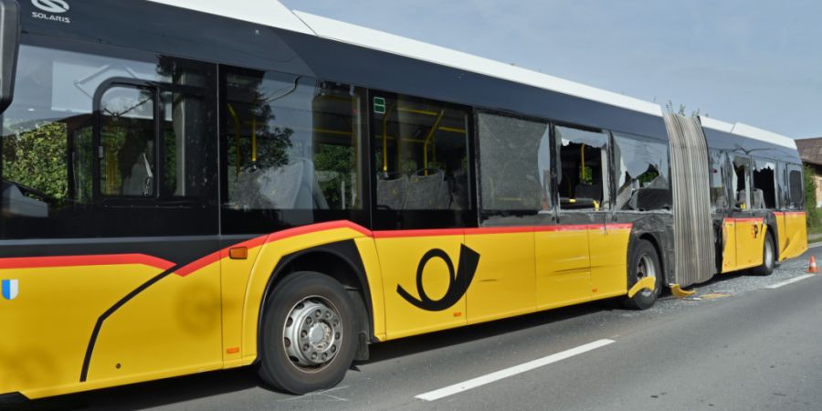 Die Fahrgäste des Postautos, das am Donnerstagnachmittag in Ballwil in einen Unfall verwickelt wurde, blieben unbeschadet.