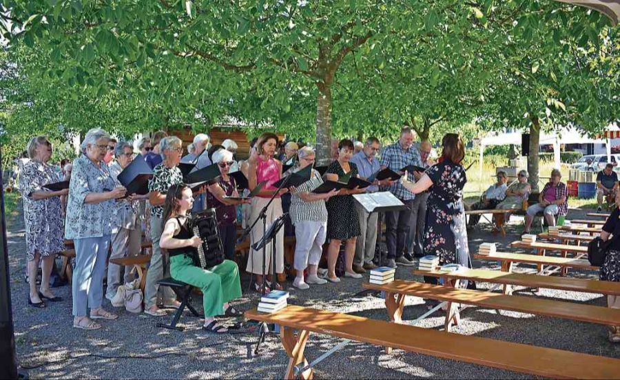 Der Kirchenchor singt am Chäppelifäscht.