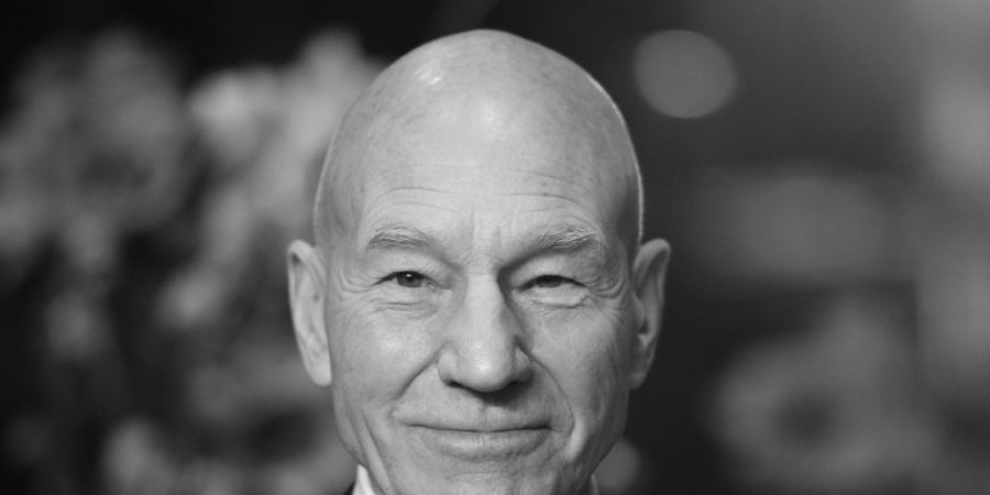 ARCHIV - Schauspieler Patrick Stewart nimmt an der Premiere des Films «Logan» bei der Berlinale teil. Foto: picture alliance / Gregor Fischer/dpa