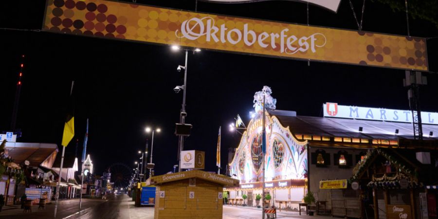 Der Schriftzug «Willkommen zum Oktoberfest» ist in den frühen Morgenstunden am Haupteingang zu sehen. Die 191. Wiesn findet vom 19. September bis zum 04. Oktober 2026 auf der Münchner...