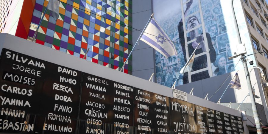 ARCHIV - Namen der Opfer des Bombenanschlags auf das jüdische Gemeindezentrum Amia sind an der Fassade des Gebäudes zu lesen. Foto: Cristina Sille/dpa