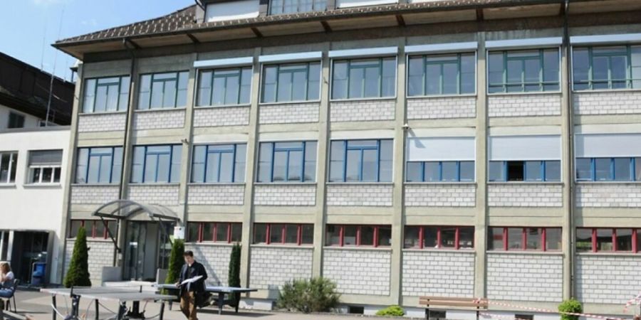 Das alte Schulgebäude der Kantonsschule Nuolen wird abgebrochen.