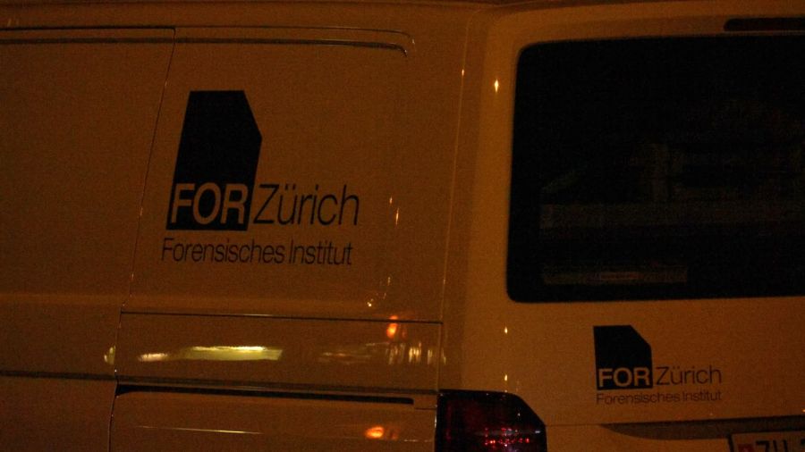 Beim Grosseinsatz in Dällikon ZH waren auch Fahrzeuge des Forensischen Instituts Zürich vor Ort.