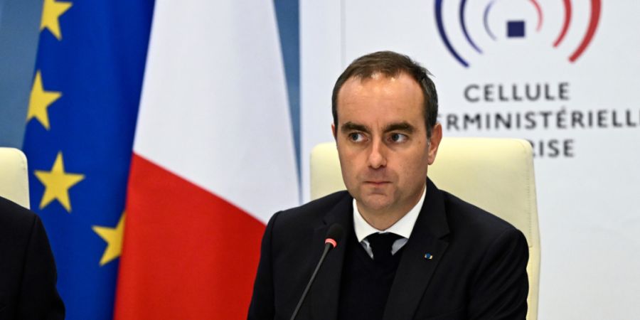 Der französische Ministerpräsident Sébastien Lecornu nimmt an einer interministeriellen Krisensitzung im Innenministerium teil. Foto: JULIEN DE ROSA/Pool AFP/AP/dpa