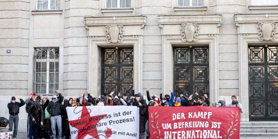 Wie bereits im März (im Bild) versammelten sich auch am Mittwoch Mitglieder von linken Gruppierungen vor dem Bezirksgericht Zürich. (Archivbild)