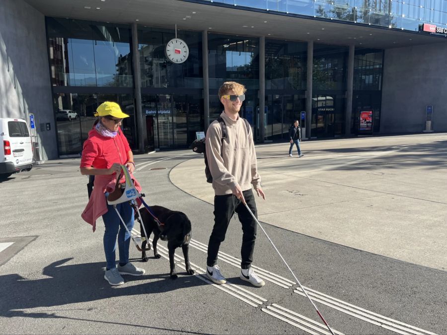 Mit der Röhrenblickbrille geht es vom Hauptbahnhof zur Bushaltestelle. Fotos: Sofija Prsic