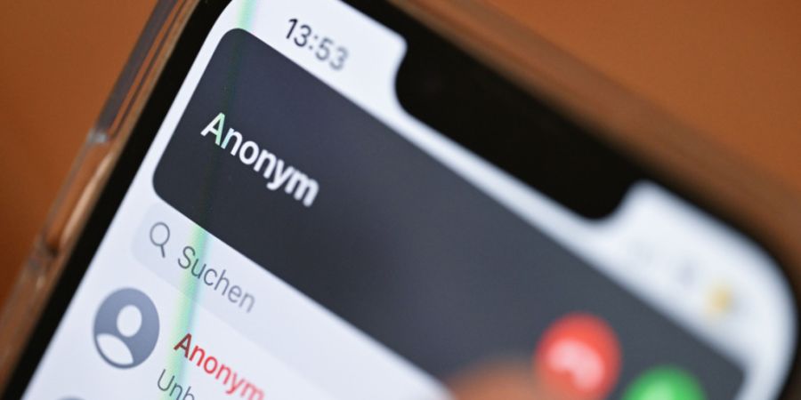 Die Freiburger Kantonspolizei warnt die Bevölkerung vor «falschen Polizisten» und «falschen Bankangestellten». (Symbolbild)