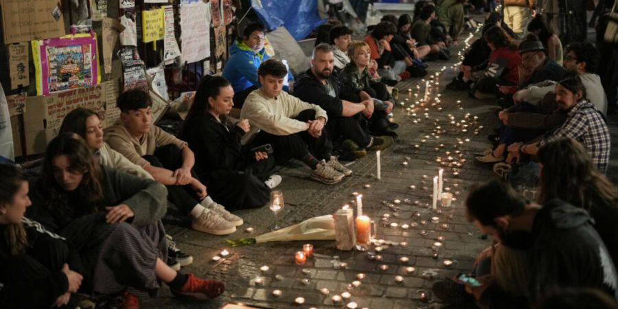 Nach dem gemeldeten Tod von MarÌa del Carmen Abascal, der 87-j‰hrigen Frau, deren Zwangsr‰umung landesweite Proteste ausgelˆst hatte, versammeln sich Demonstranten auf...