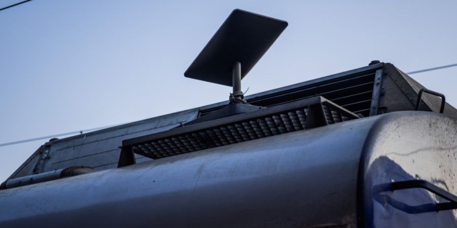 ARCHIV - Eine Antenne des Satelliten-Internetanbieters Starlink ist auf einem Zug zu sehen. Foto: Christoph Soeder/dpa-ENR-Pool/dpa