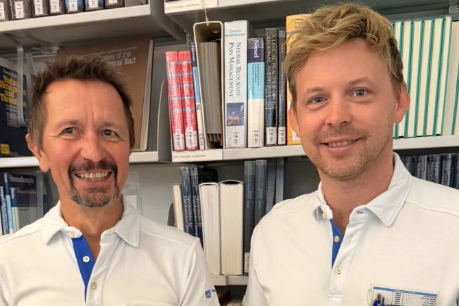 Kennen sich mit Verdauungstumoren bestens aus: Chefarzt Markus Weber (l.) und Oberarzt Yannick Buccella vom Stadtspital Zürich. - Ginger Hebel