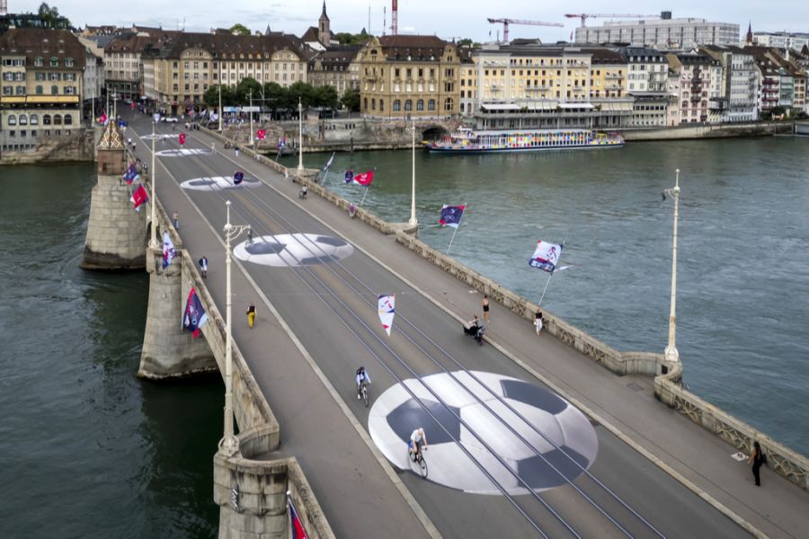 Fussbälle Basel Mittlere Brücke