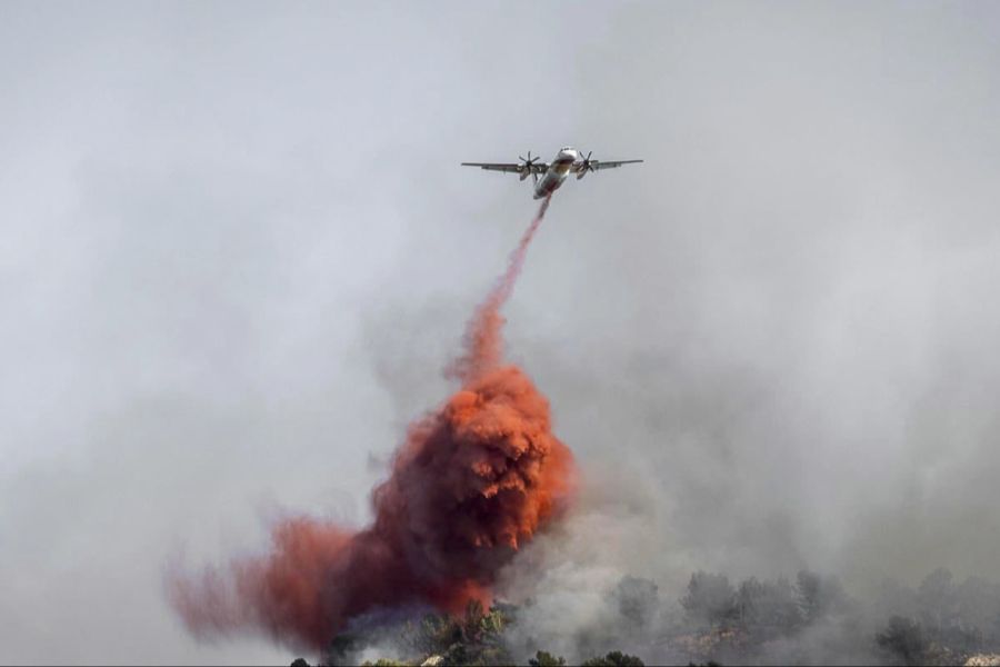 Aus der Luft: Mit Löschflugzeugen wird versucht, die Flammen zu bändigen. (Im Bild: Löschflugzeug über Frankreich am 5. August 2025)