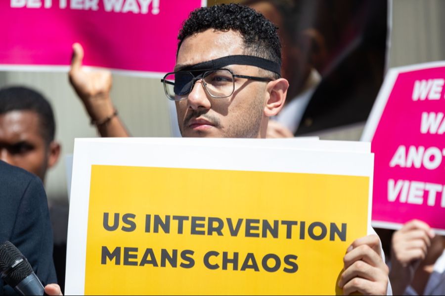 Venezuela fühlt sich deswegen bedroht und bittet andere Feinde der USA um Hilfe.