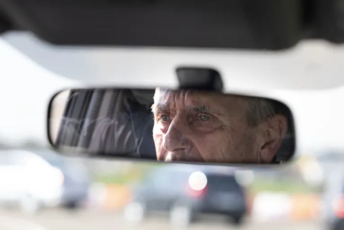 Senior im Auto