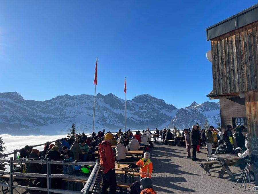Die Sonnenterrasse der Brunnihütte ob Engelberg OW war in diesen Tagen auch immer gut besetzt.