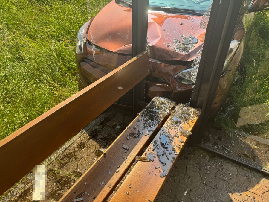 Der Autofahrer wurde beim Unfall leicht verletzt.