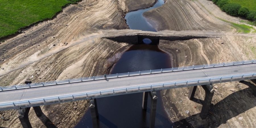 Brücke über leerem Fluss