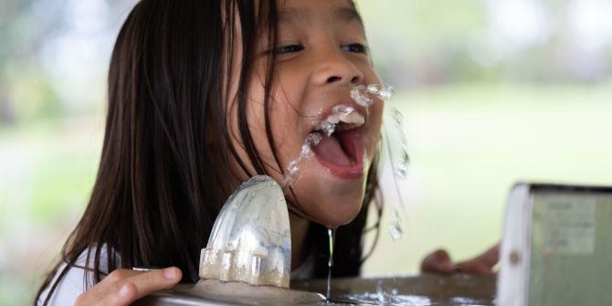 Mädchen Trinkwasser Brunnen