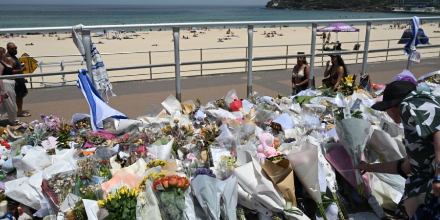 Blumen an der Strandpromenade von Bondi Beach. Foto: Dean Lewins/AAP/dpa