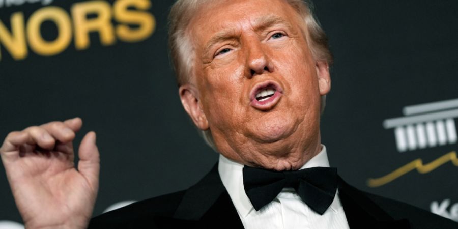 US-Präsident Donald Trump spricht mit den Medien, während er zu den 48. Kennedy Center Honors im John F. Kennedy Center for the Performing Arts kommt. Foto: Julia Demaree Nikhinson/AP/dpa