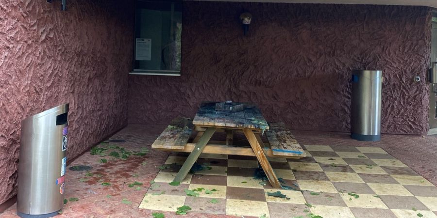 Holztisch in Brand