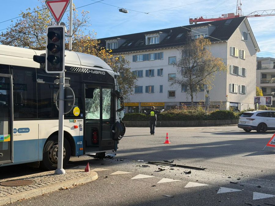 Dabei prallte ein Fahrzeug der Linie 62 in einen Bus der Linie 32, wie ein Nau-Reporter vor Ort berichtet.