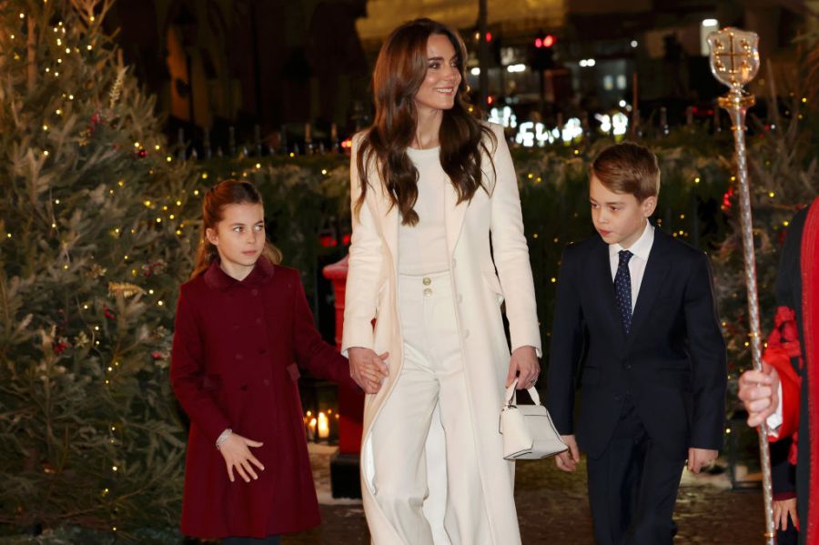 Kate kommt mit Charlotte und George zur Carols-Gala in der Westminster Abbey. Die Prinzessin setzt auch 2025 auf familiäre Nähe statt steife Etikette.