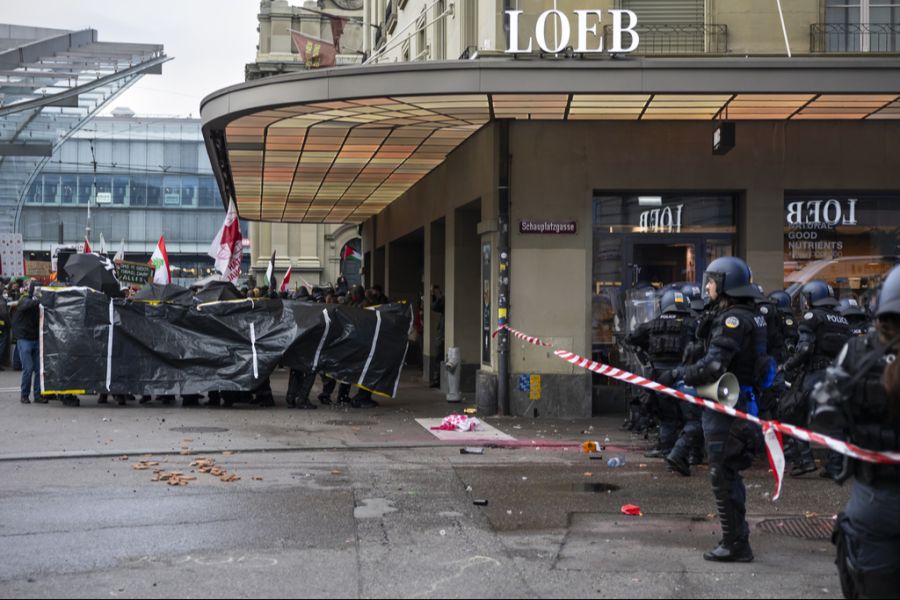 Sie wurde angegriffen und reagierte mit Wasserwerfer, Reizgas und Gummischrot.