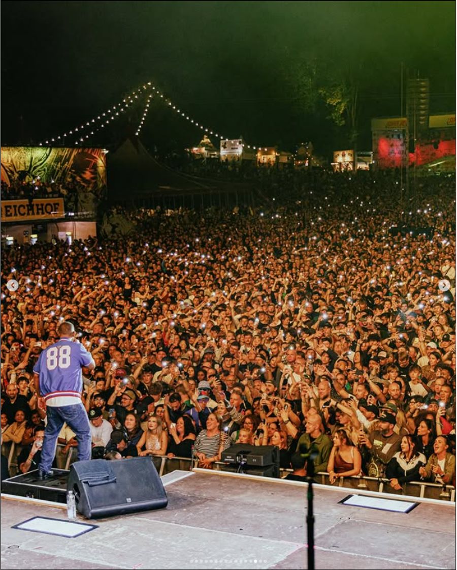 Das Publikum feiert den US-Rapper auf dem Berner Hausberg ab. Hat Smith auf den Bildern, die er selbst postete, etwa auch geschummelt?