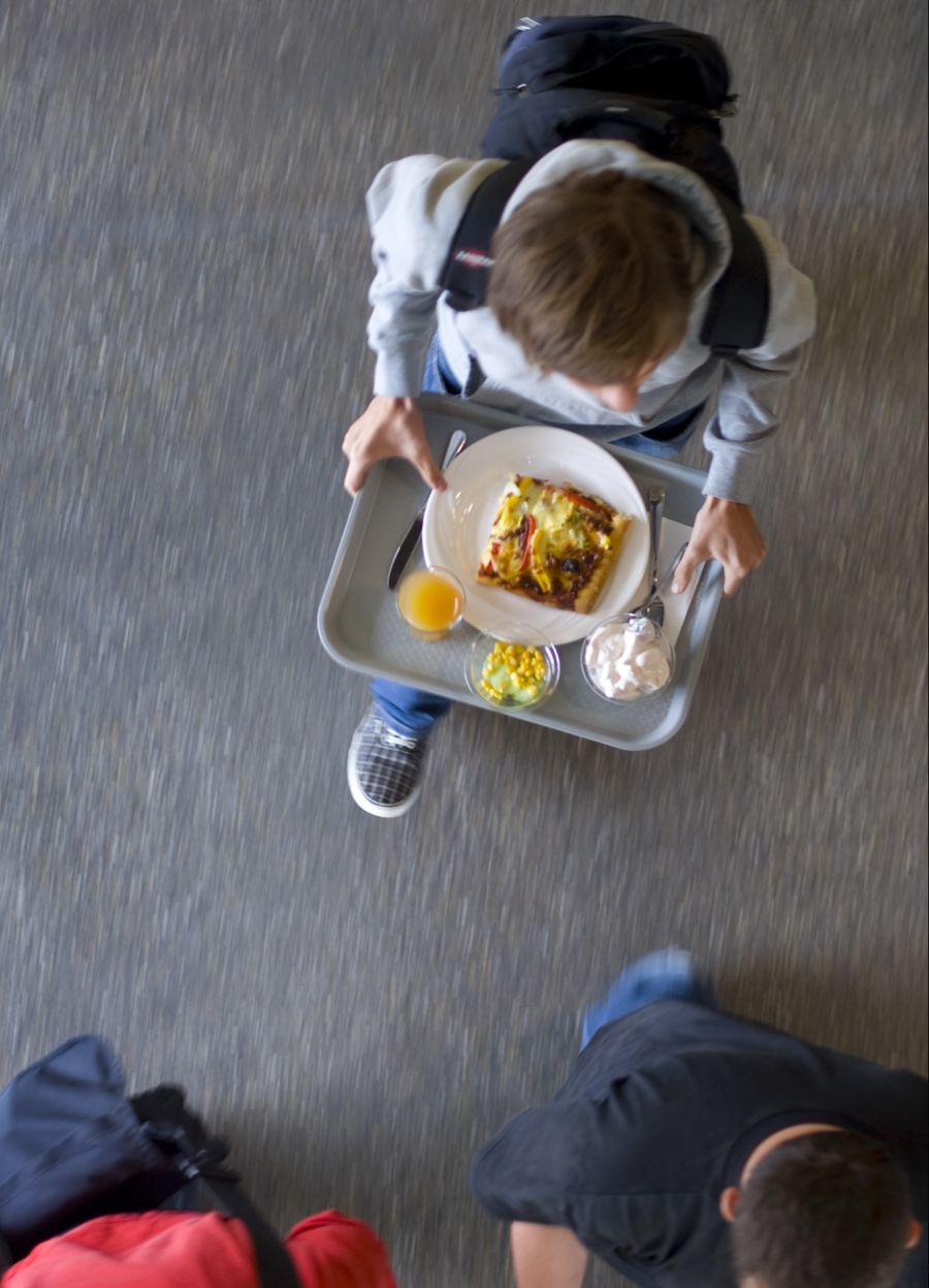 Rund 20 Prozent der Kinder und Jugendlichen essen unter der Woche in der Schule zu Mittag.