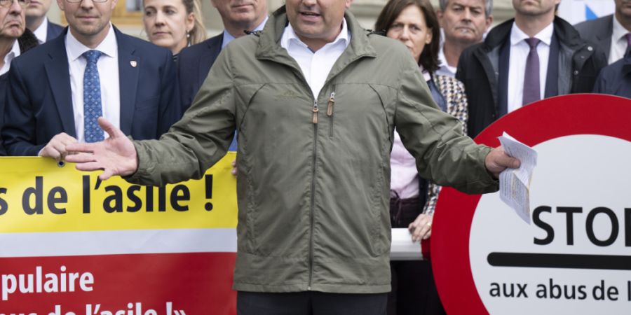 SVP-Präsident Marcel Dettling bei der Einreichung der Unterschriften im September. (Archivbild)