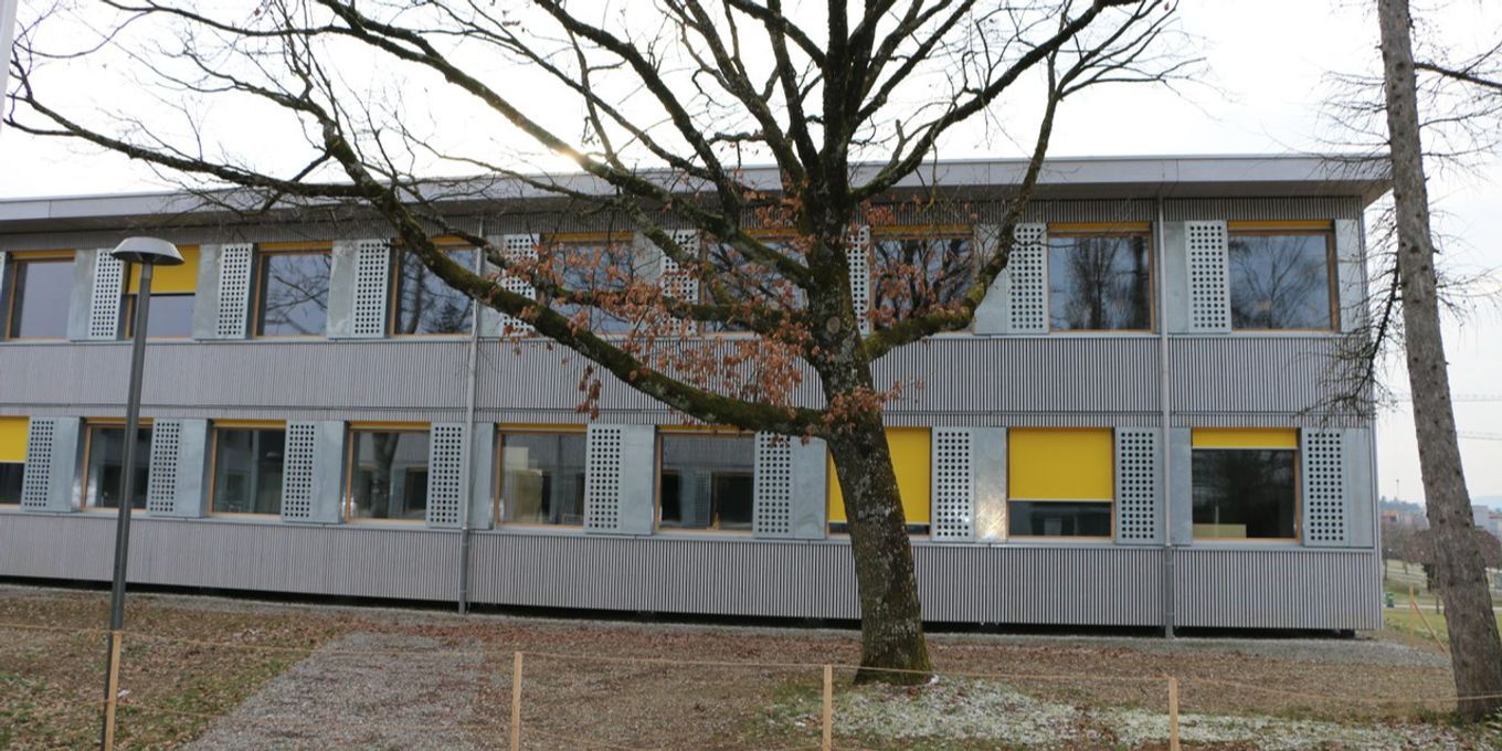 非常に多くの学童が現在「コンテナ」にいます