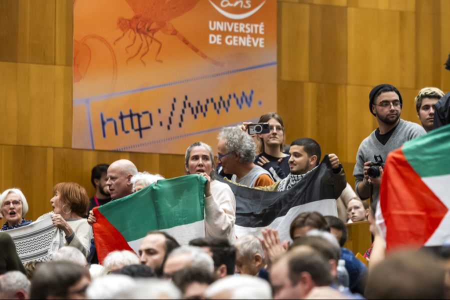 Die Rede musste sogar abgebrochen werden.