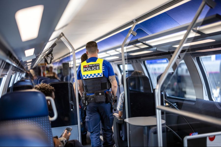 Die SBB verbietet Betteln sowohl im Zug ... (Symbolbild)