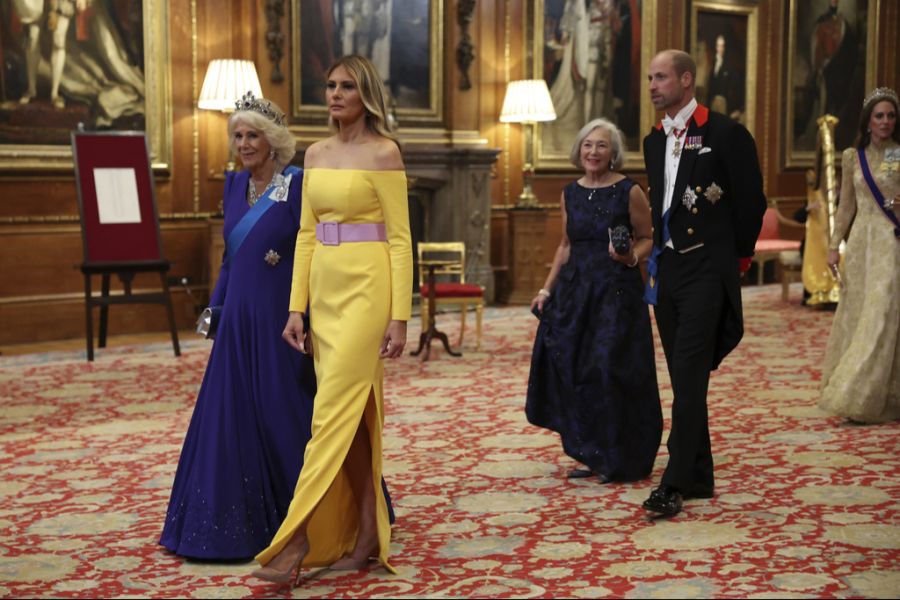 In der auffälligen Abendrobe ist Melania nicht zu übersehen.