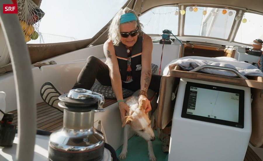 Franziska mit Hund Alexis. Der Vierbeiner ist nicht immer ganz seefest.