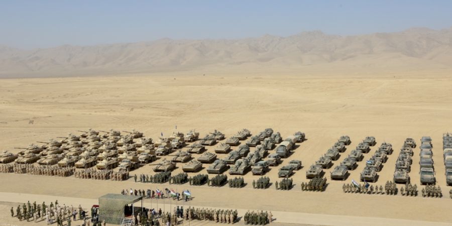 ARCHIV - Truppen stellen sich vor dem Beginn gemeinsamer militärischer Übungen von Russland und Usbekistan auf dem Schießplatz in Harb-Maidon, etwa 20 Kilometer nördlich der tadschi...