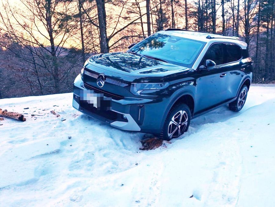 Aufgrund eines eingefrorenen Schneehaufens blieb ein asiatisches Touristenpaar auf einer Skipiste in Österreich stecken.