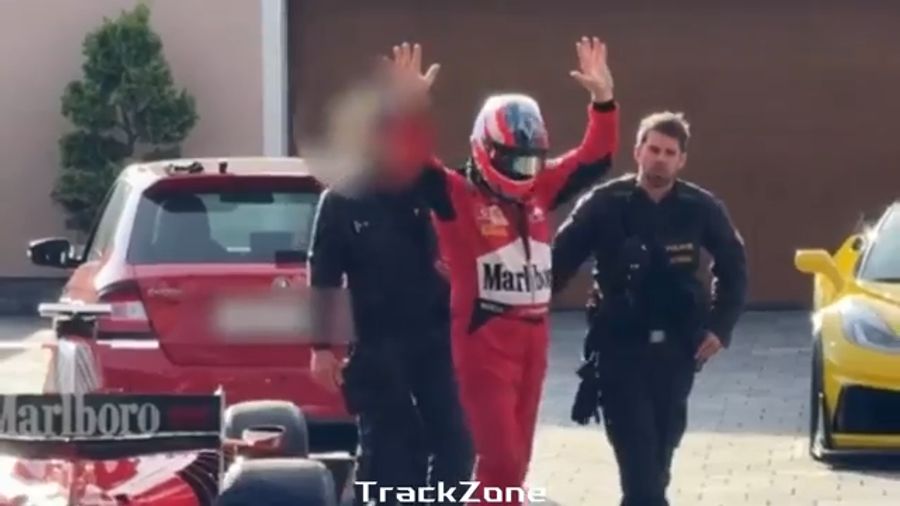 Nach einer Diskussion mit der Polizei stieg er schliesslich mit erhobenen Armen aus seinem Auto.