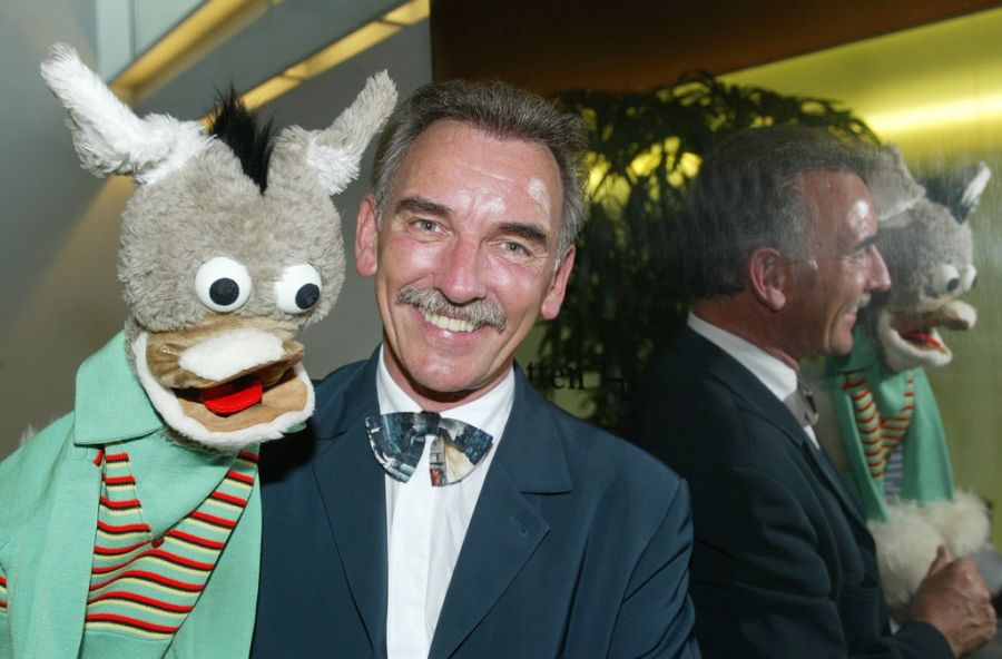 Caroline war keine Handpuppe aus dem Laden, sondern eine speziell angefertigte Bauchrednerpuppe mit beweglichem Maul.