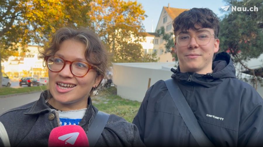Die Studierenden Louisa (23) und Loic (23) schätzen das günstige Angebot.