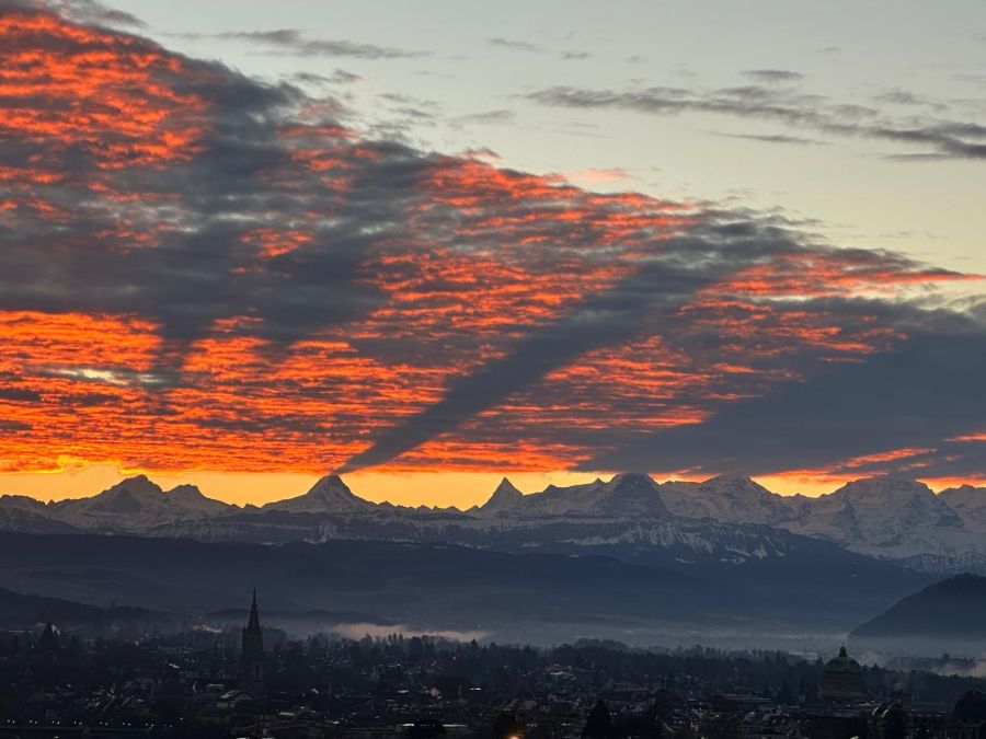 Am Mittwochmorgen warfen die Berner Berge den Schatten in den Himmel.