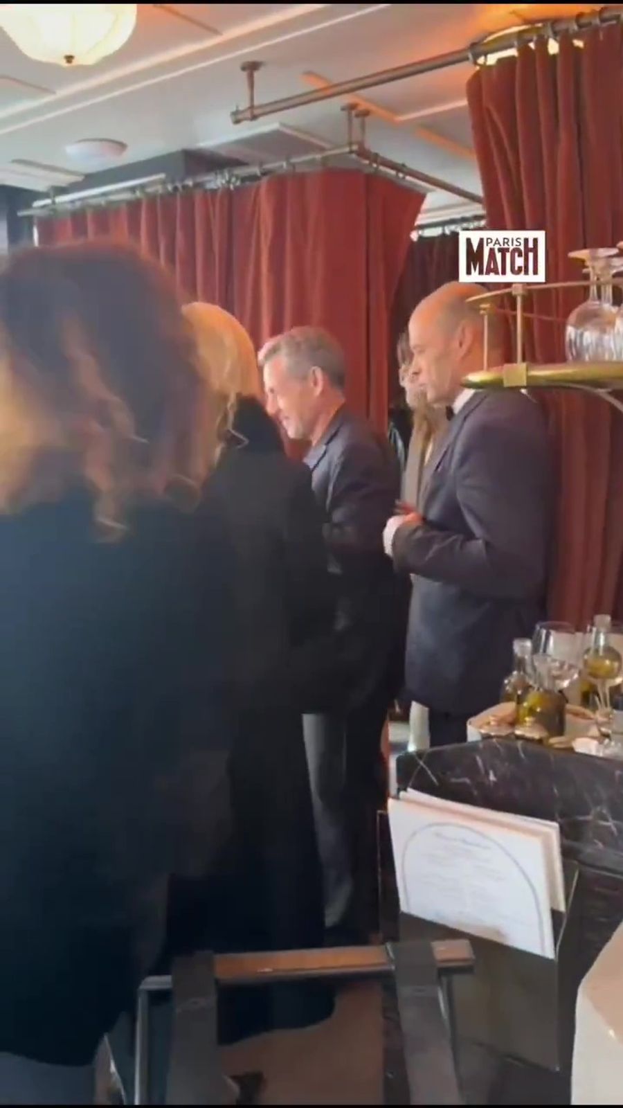 Nicolas Sarkozy und Carla Bruni treffen im Pariser Restaurant Le Flandrin ein – ihr erster öffentlicher Auftritt nach seiner Haftentlassung.