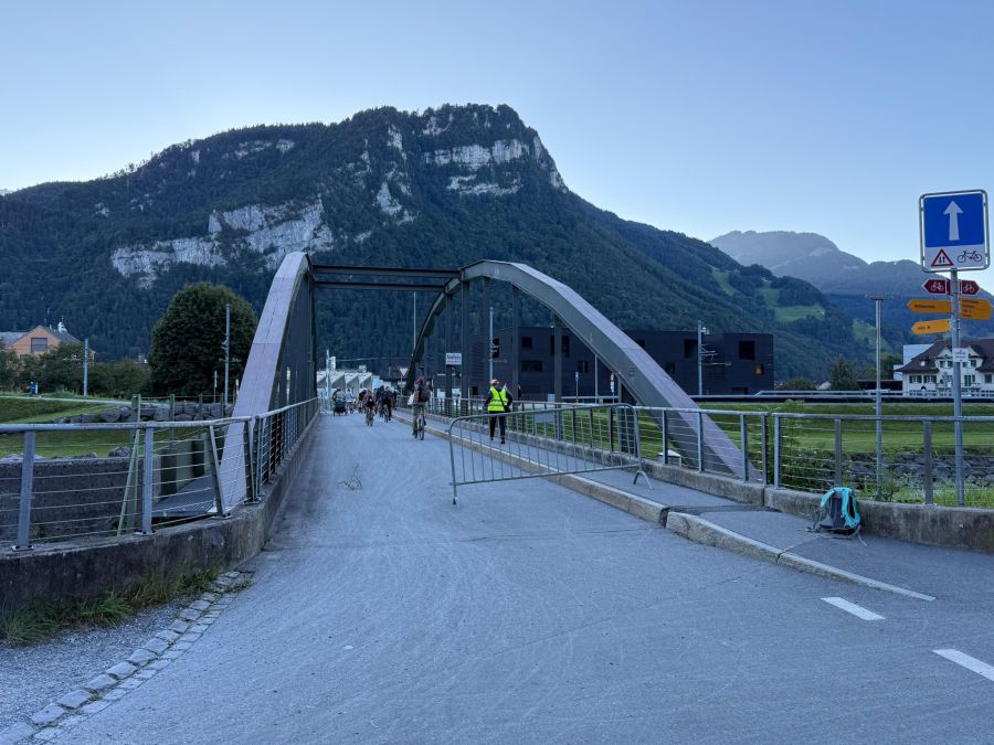 Nach dem ESAF staut sich der Verkehr vor der Linthbrücke in Mollis.