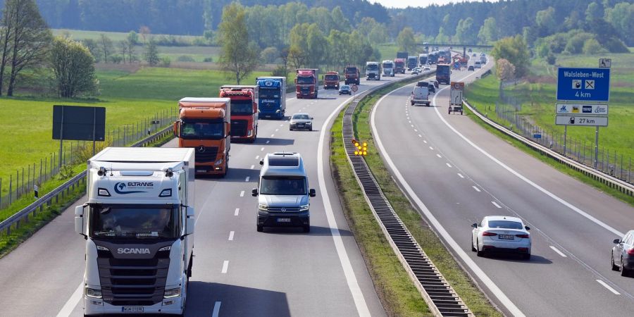 Auf der Autobahn 24 kam es zu einem Busunglück.