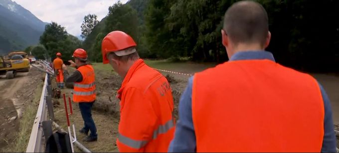 Als die Leitplane zersägt ist, bemerkt der Arbeiter (hinten) seinen Fauxpas und legt das Gerät weg. schweiz aktuell
